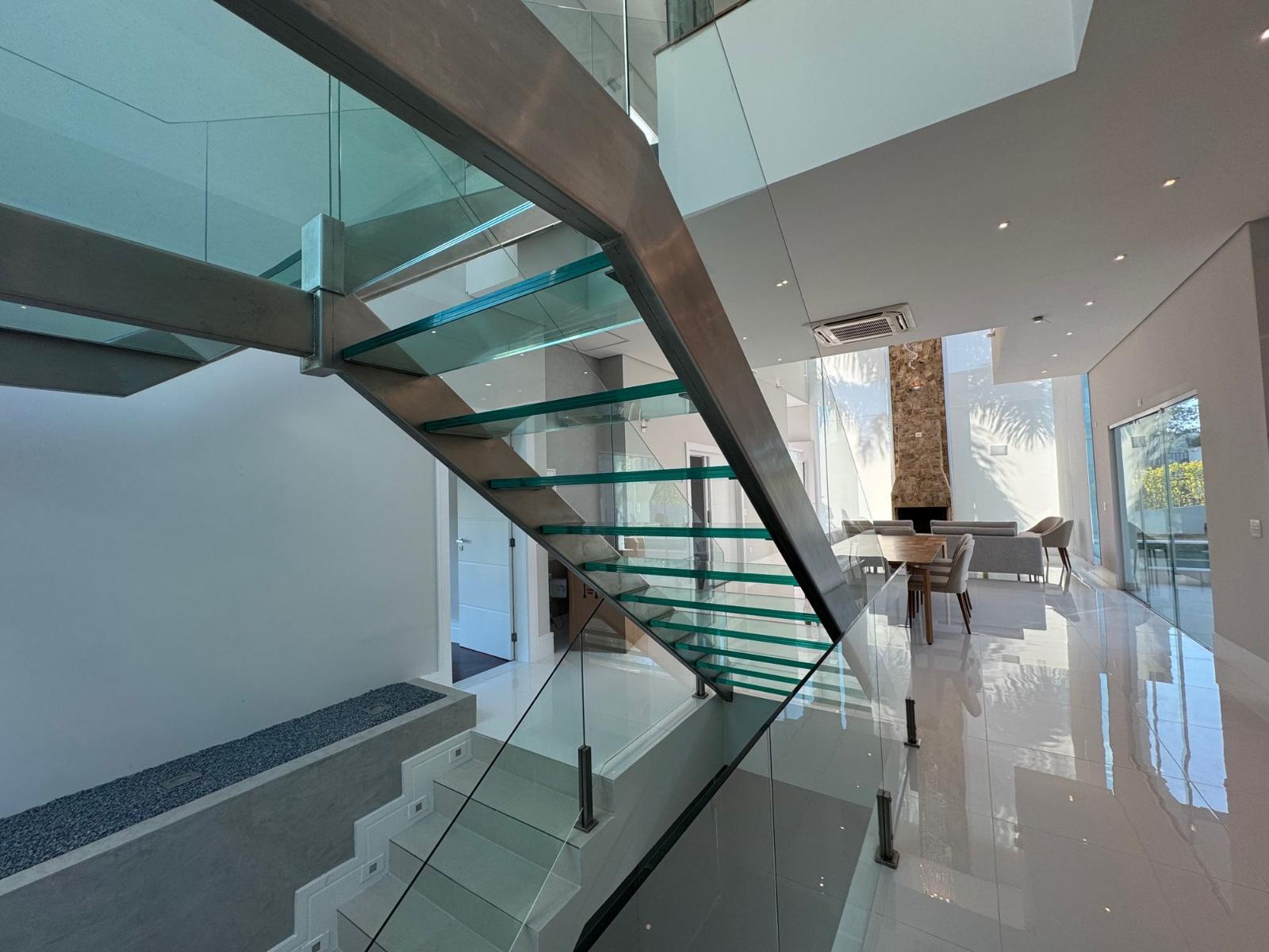 Piscina e área externa casa à venda ou para alugar em Itahye Residencial, Alphaville, Barueri — 4 suítes, 480 m² — imagem 5 de 18