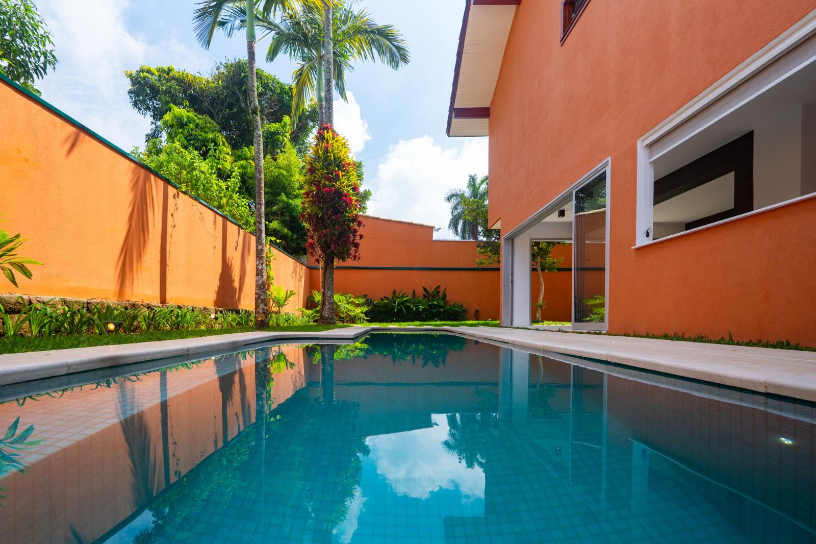 Sala de estar casa à venda em Alphaville Residencial 1, Alphaville, Barueri — 5 suítes, 560 m² — imagem 2 de 18