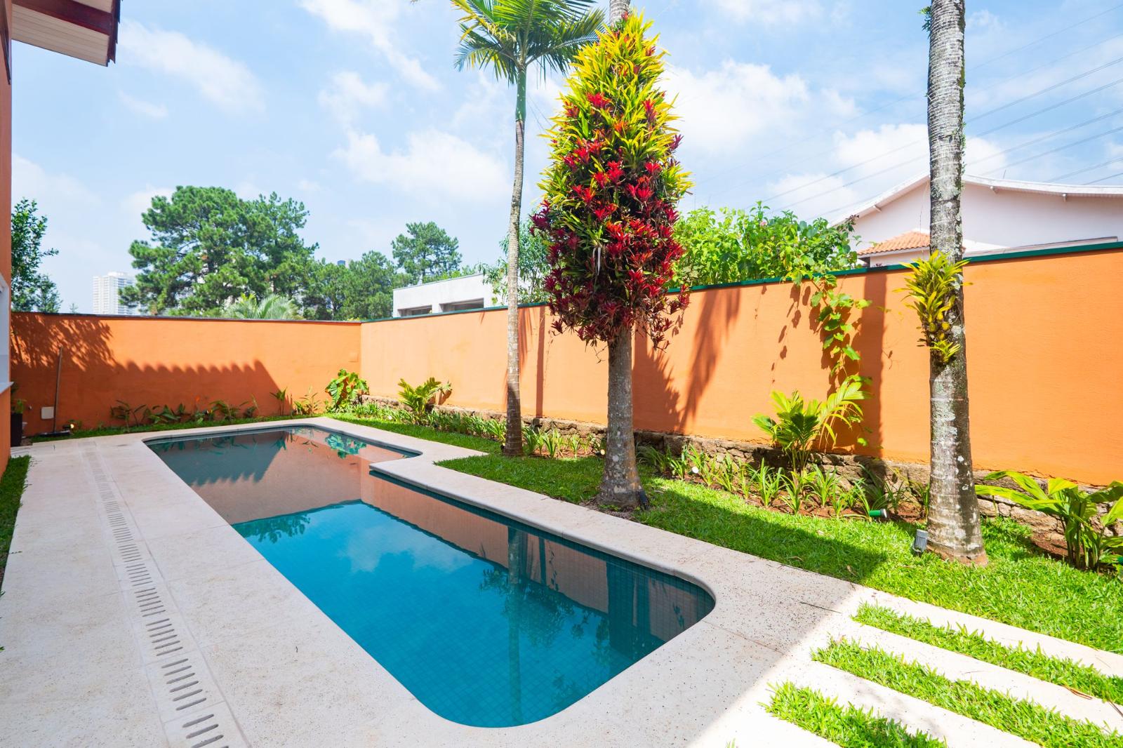 Piscina e área externa casa à venda em Alphaville Residencial 1, Alphaville, Barueri — 5 suítes, 560 m² — imagem 5 de 18
