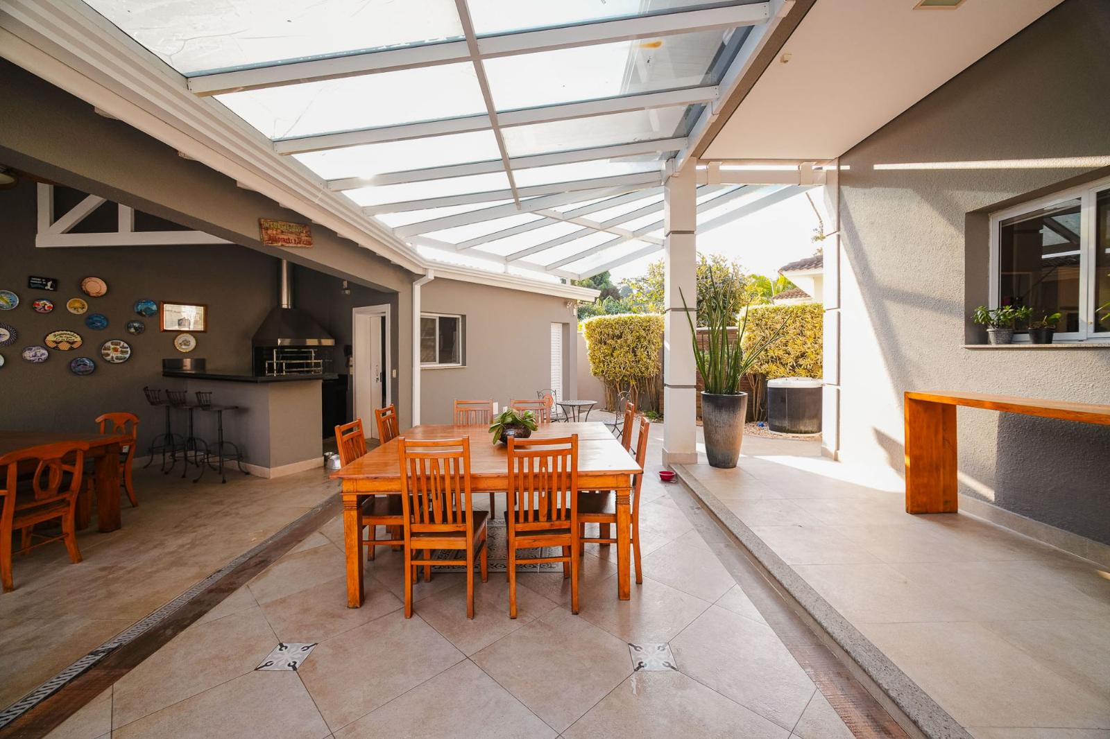 Piscina e área externa casa à venda em Alphaville Residencial 12, Alphaville, Santana de Parnaíba — 4 suítes, 1100 m² — imagem 5 de 18