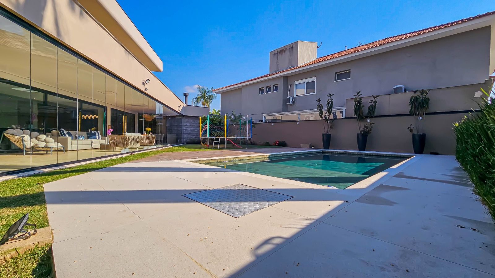 Cozinha e área gourmet casa à venda em Alphaville Residencial 3, Alphaville, Santana de Parnaíba — 4 suítes, 773 m² — imagem 3 de 18