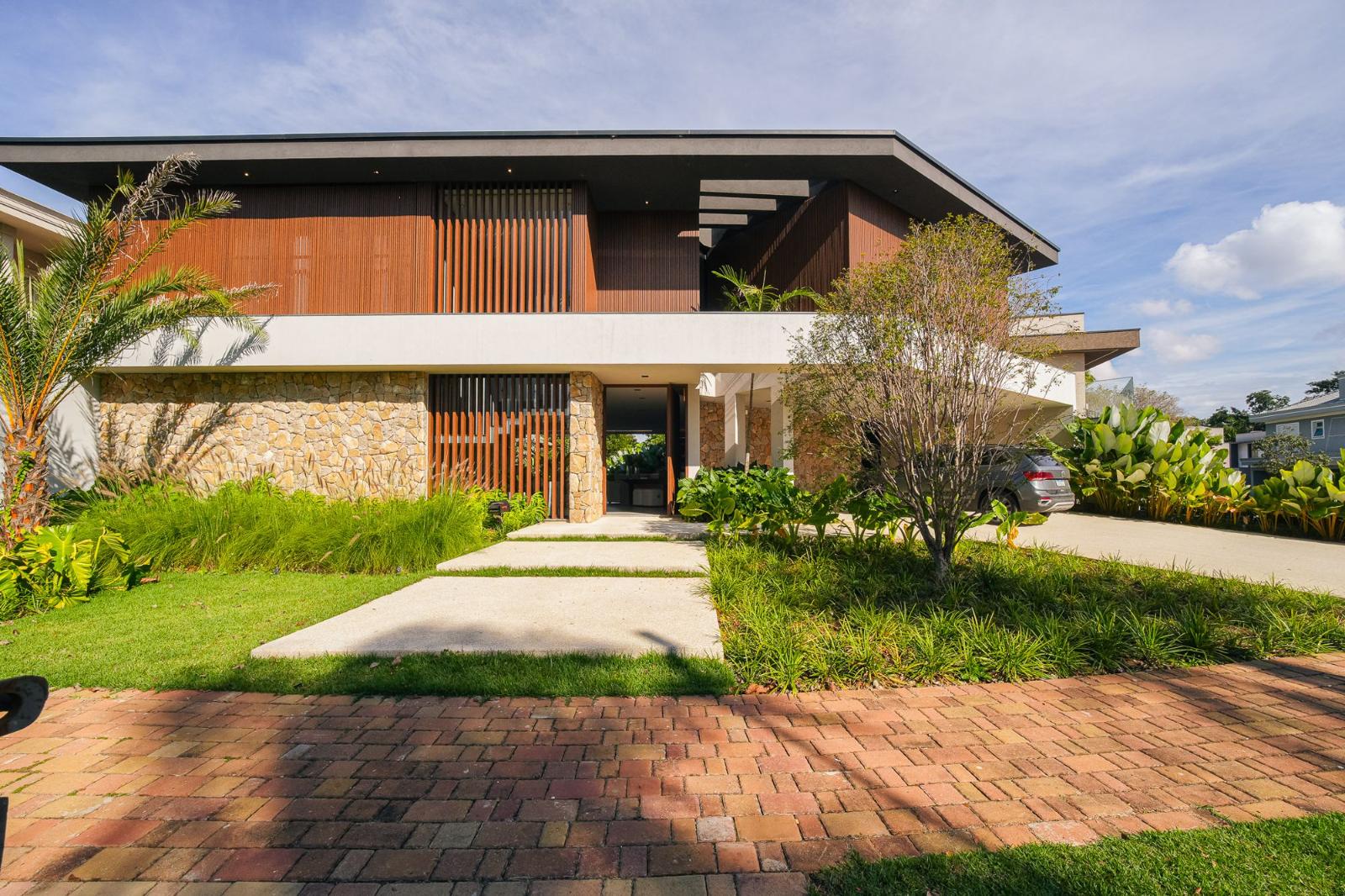 Fachada casa à venda em Genesis 1, Alphaville, Santana de Parnaíba — 4 suítes, 600 m² — imagem 1 de 18