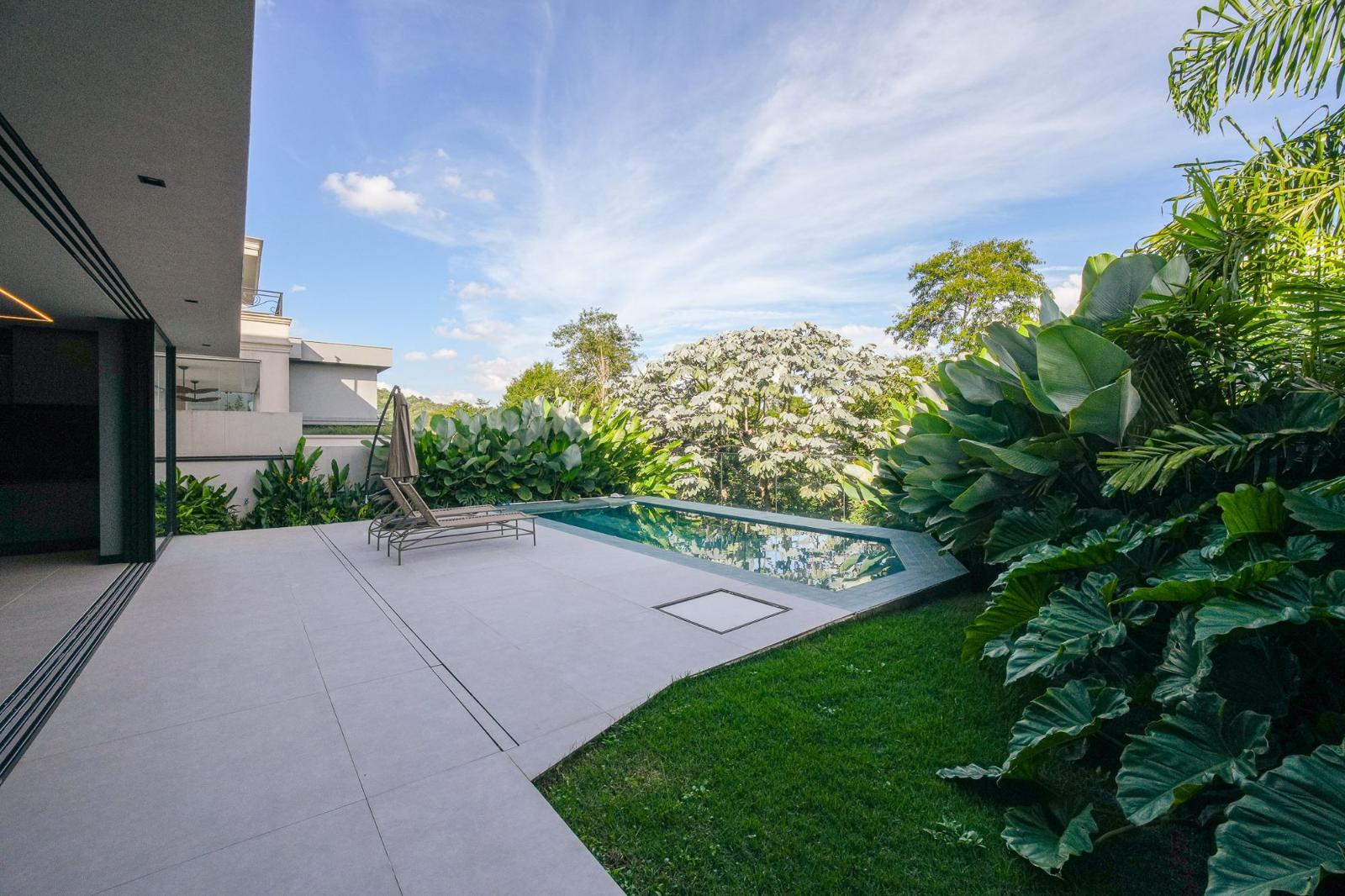 Piscina e área externa casa à venda em Genesis 1, Alphaville, Santana de Parnaíba — 4 suítes, 600 m² — imagem 5 de 18