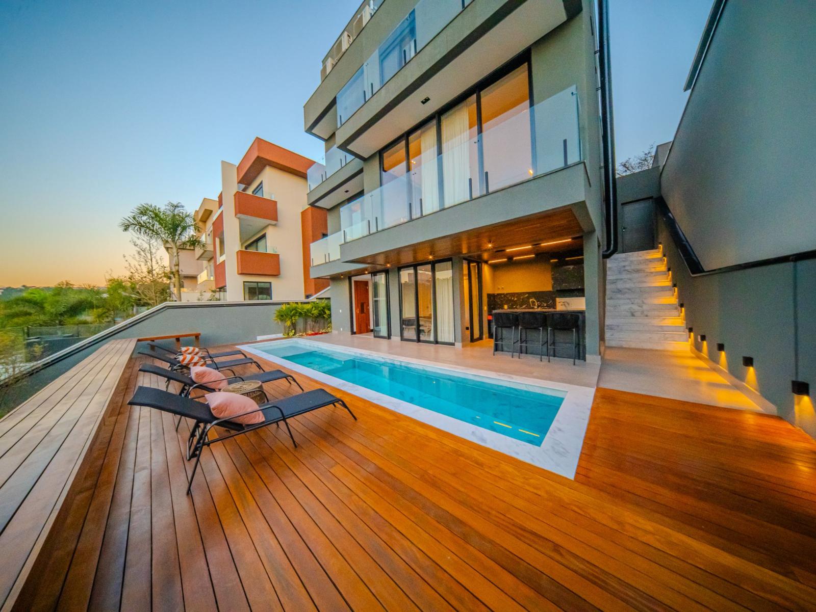 Sala de estar casa à venda em Genesis 1, Alphaville, Santana de Parnaíba — 5 suítes, 490 m² — imagem 2 de 18