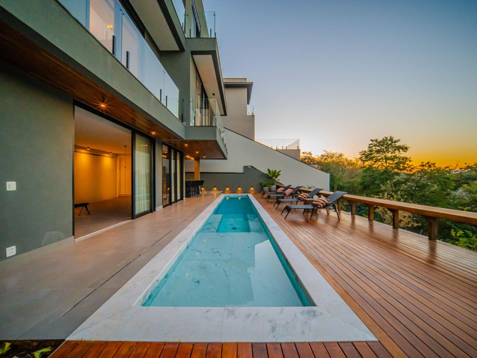 Cozinha e área gourmet casa à venda em Genesis 1, Alphaville, Santana de Parnaíba — 5 suítes, 490 m² — imagem 3 de 18