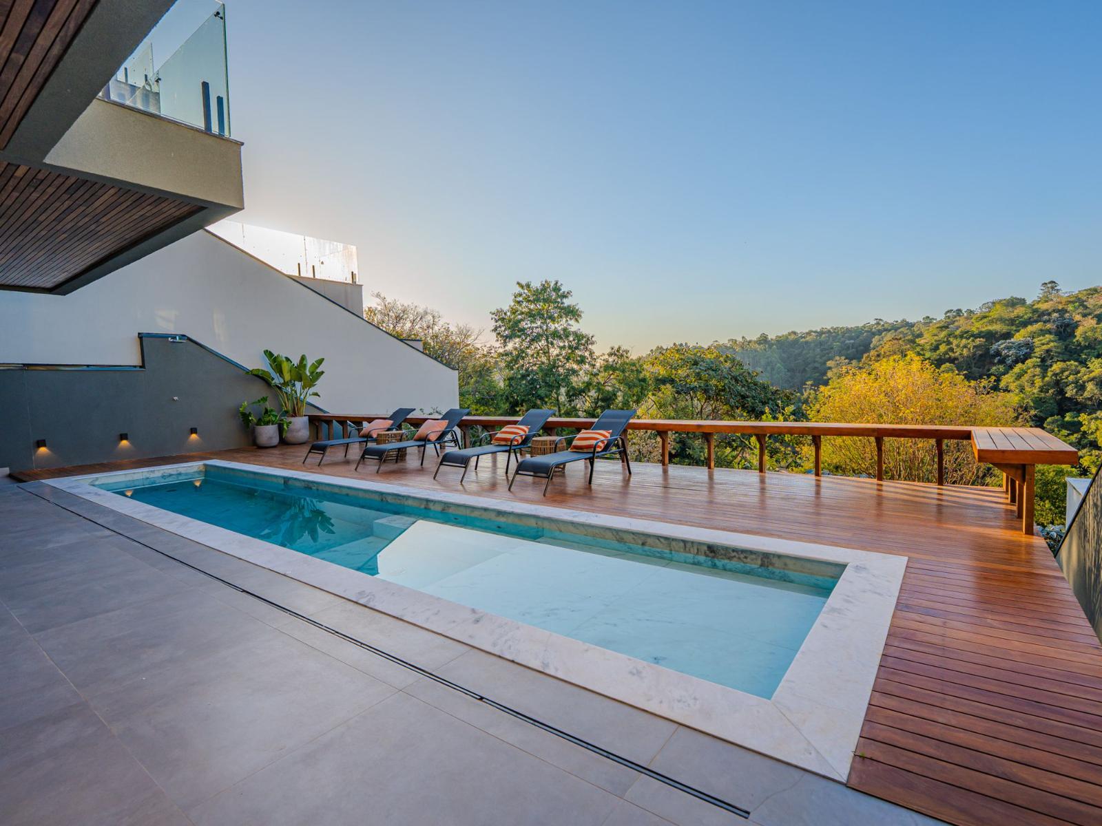 Piscina e área externa casa à venda em Genesis 1, Alphaville, Santana de Parnaíba — 5 suítes, 490 m² — imagem 5 de 18