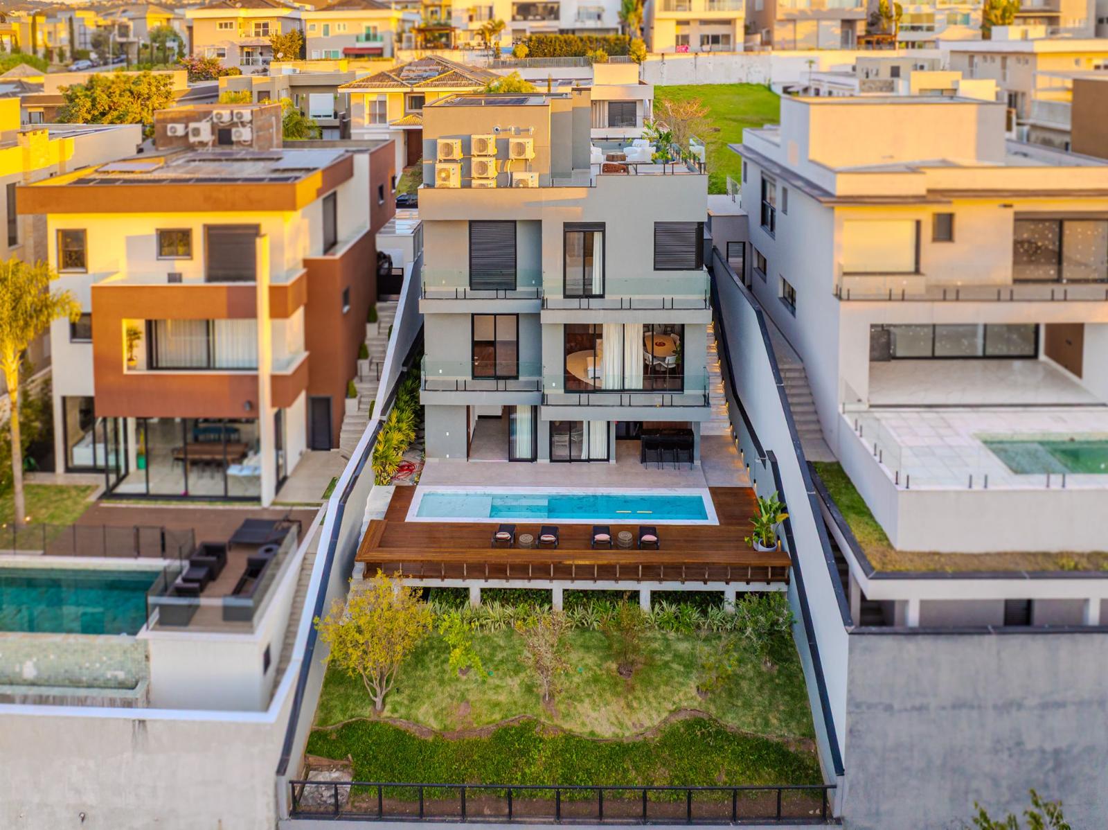 Área de convivência casa à venda em Genesis 1, Alphaville, Santana de Parnaíba — 5 suítes, 490 m² — imagem 6 de 18