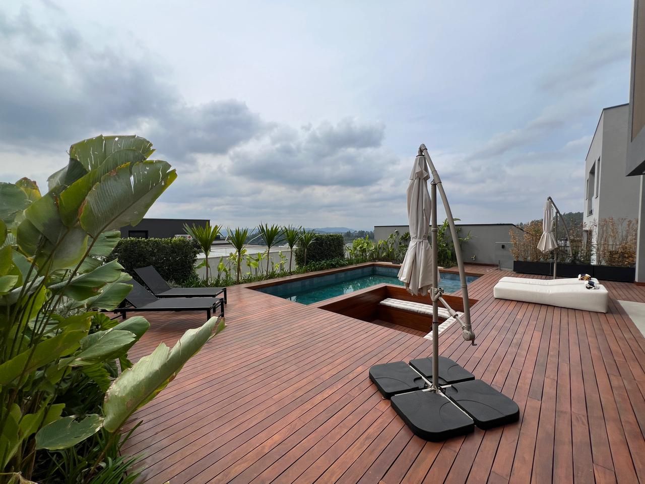 Suíte principal casa à venda em Genesis 2, Alphaville, Santana de Parnaíba — 4 suítes, 550 m² — imagem 4 de 18