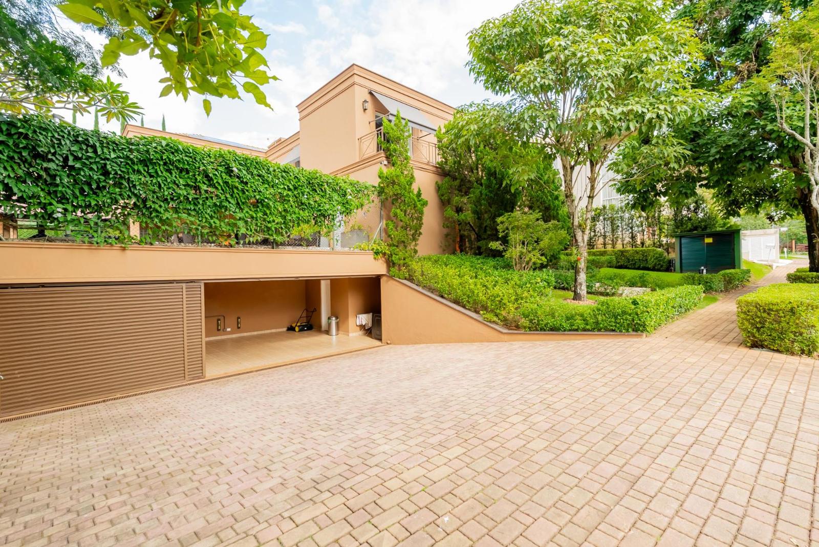 Sala de estar casa à venda em Genesis 1, Alphaville, Santana de Parnaíba — 4 suítes, 904 m² — imagem 2 de 18