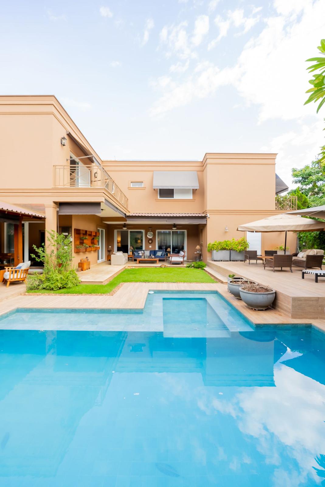 Piscina e área externa casa à venda em Genesis 1, Alphaville, Santana de Parnaíba — 4 suítes, 904 m² — imagem 5 de 18