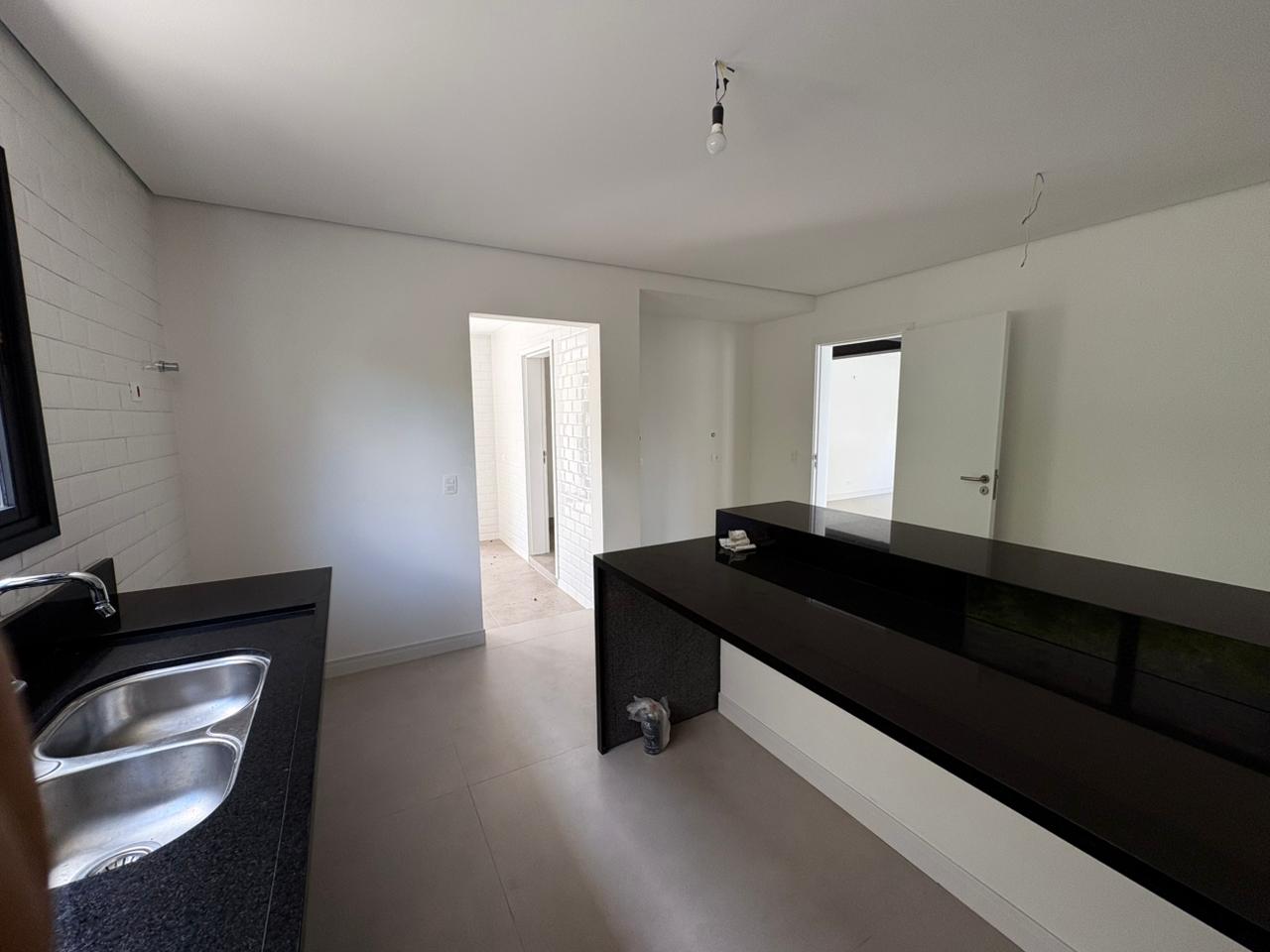 Cozinha e área gourmet casa à venda em Alphaville Residencial 2, Alphaville, Barueri — 4 suítes, 560 m² — imagem 3 de 17