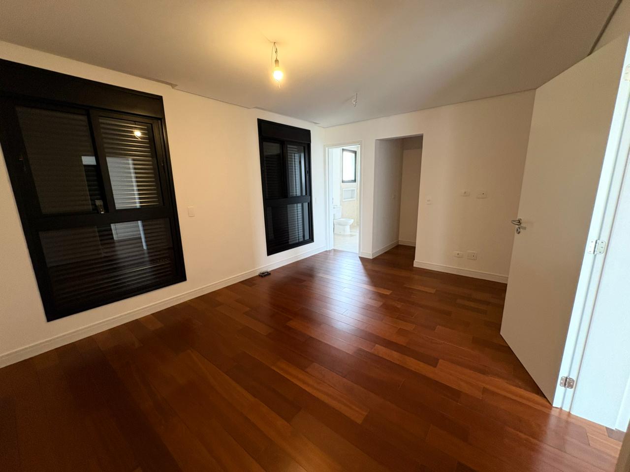 Suíte principal casa à venda em Alphaville Residencial 2, Alphaville, Barueri — 4 suítes, 560 m² — imagem 4 de 17