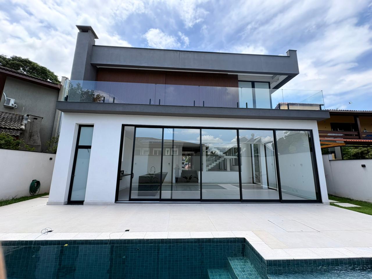 Piscina e área externa casa à venda em Alphaville Residencial 2, Alphaville, Barueri — 4 suítes, 560 m² — imagem 5 de 17