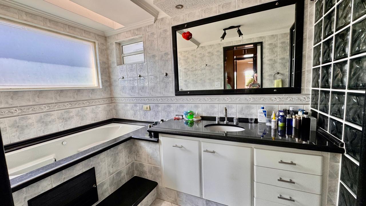 Sala de estar casa à venda em Alphaville Residencial 2, Alphaville, Barueri — 3 suítes, 560 m² — imagem 2 de 30