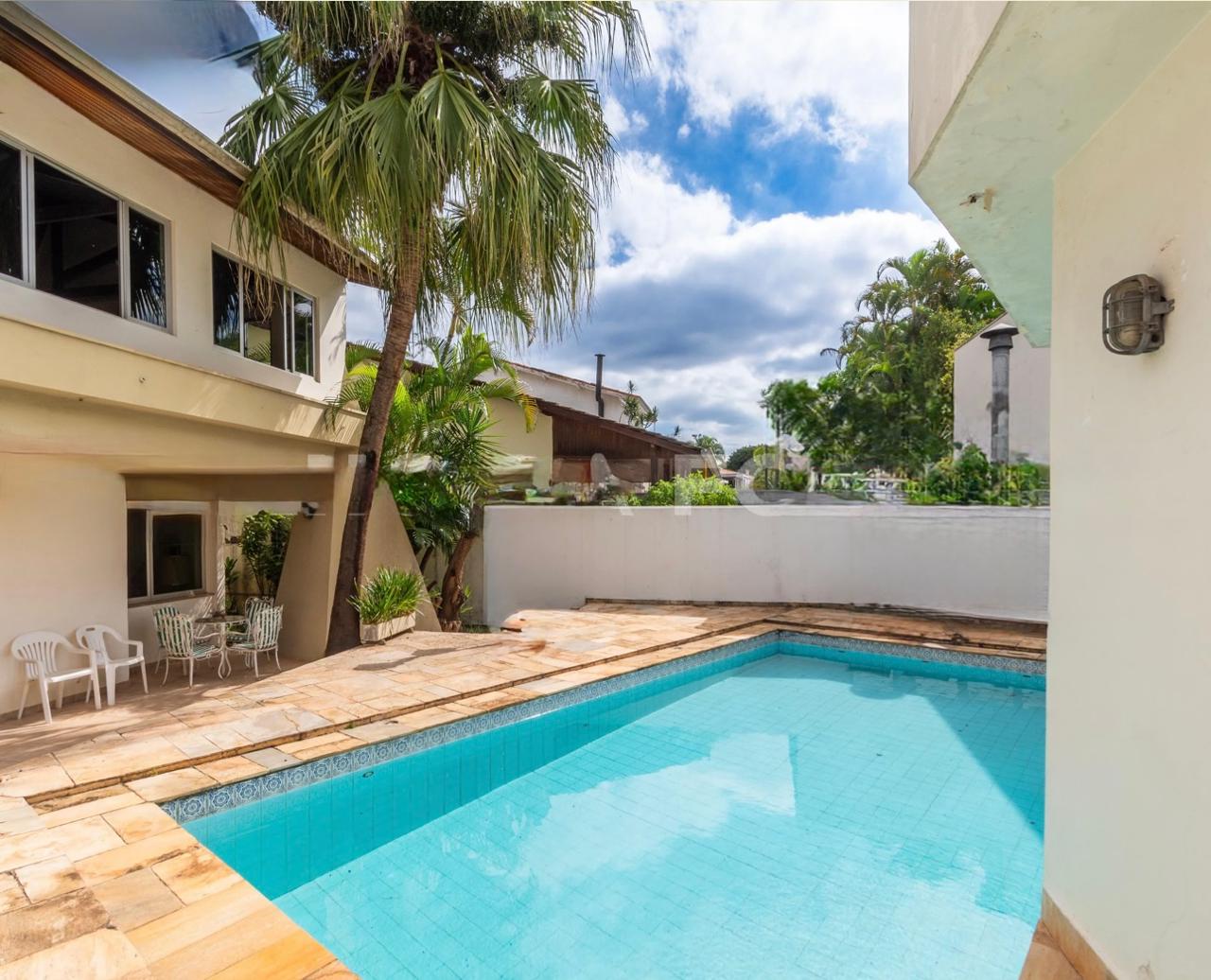 Sala de estar casa à venda em Alphaville Residencial 2, Alphaville, Barueri — 2 suítes, 560 m² — imagem 2 de 7