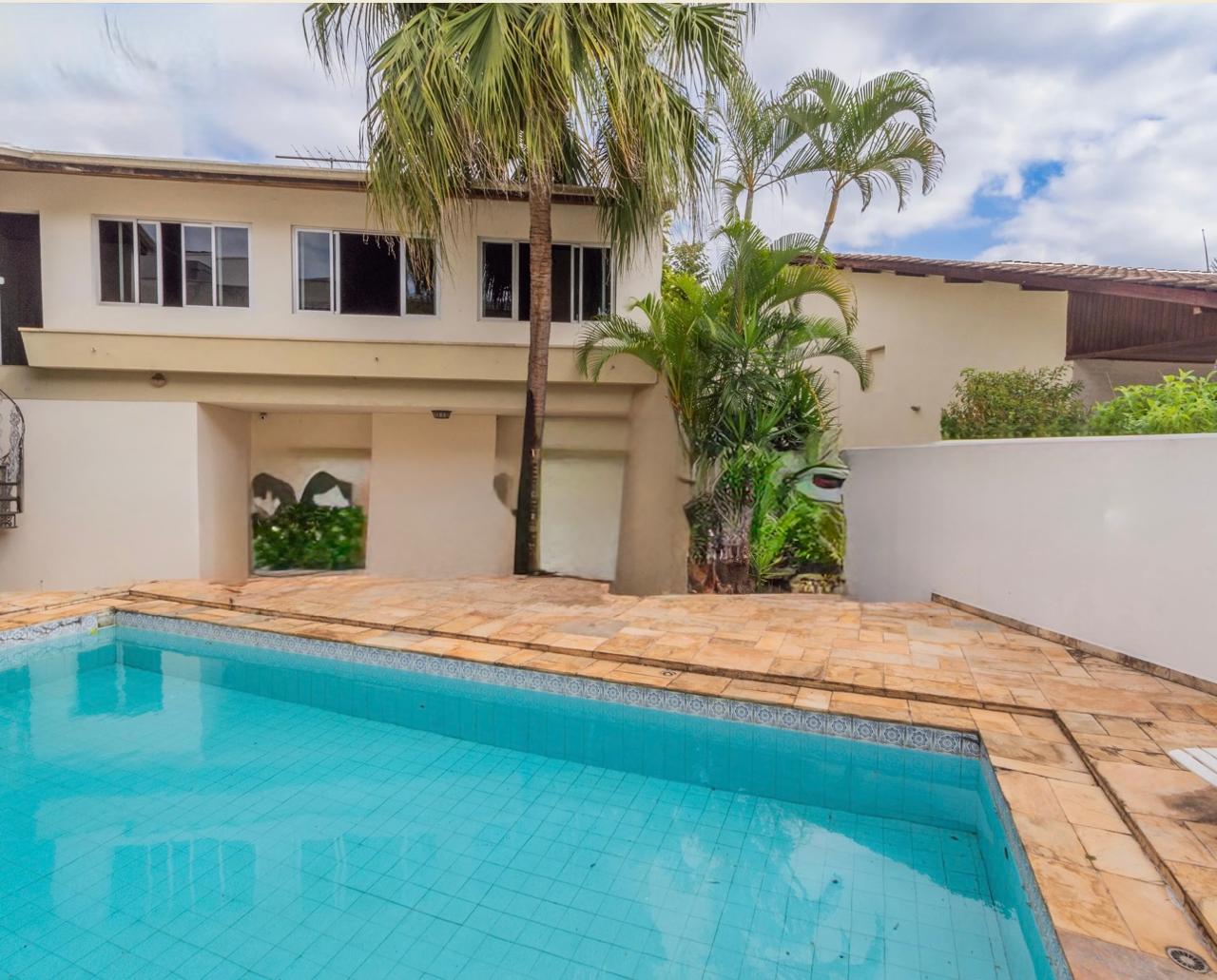 Piscina e área externa casa à venda em Alphaville Residencial 2, Alphaville, Barueri — 2 suítes, 560 m² — imagem 5 de 7