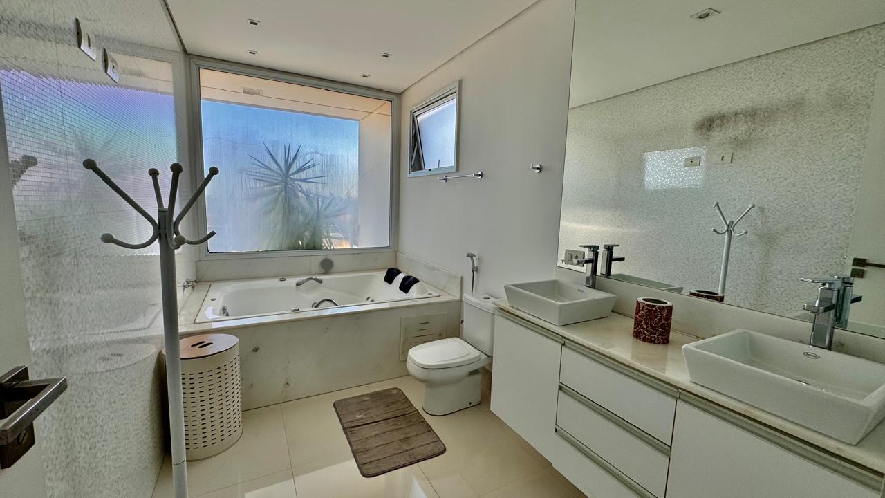Suíte principal casa à venda ou para alugar em Villa Solaia , Alphaville, Barueri — 4 suítes, 580 m² — imagem 4 de 30
