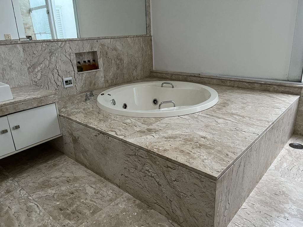 Sala de estar casa para alugar em Tamboré, Santana de Parnaíba — 5 suítes, 1200 m² — imagem 2 de 25