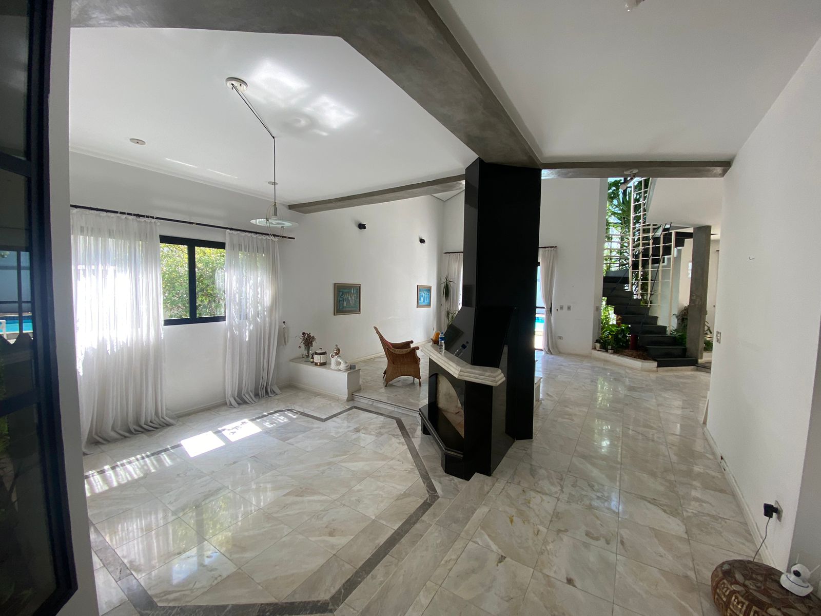 Piscina e área externa casa à venda em Alphaville Residencial 2, Alphaville, Barueri — 5 suítes, 560 m² — imagem 5 de 21
