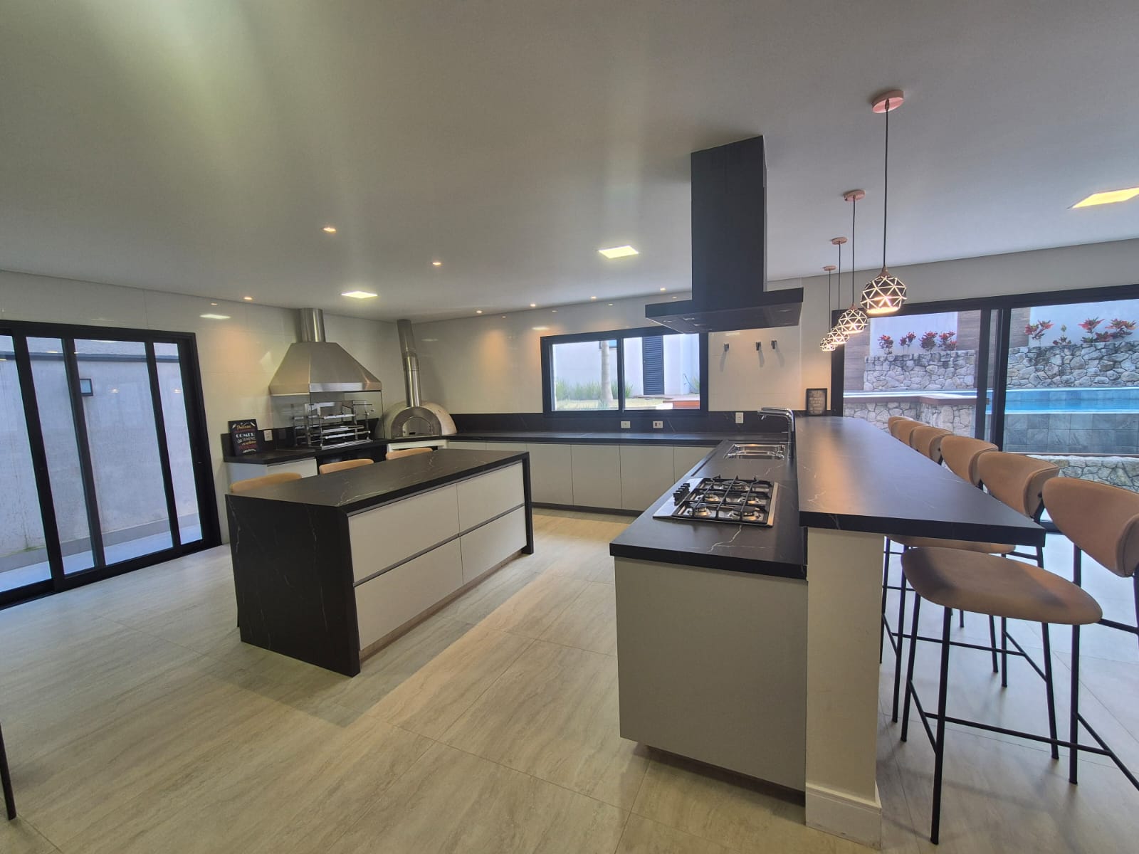 Cozinha e área gourmet casa à venda em Tambore 11, Alphaville, Barueri — 5 suítes, 618 m² — imagem 3 de 11