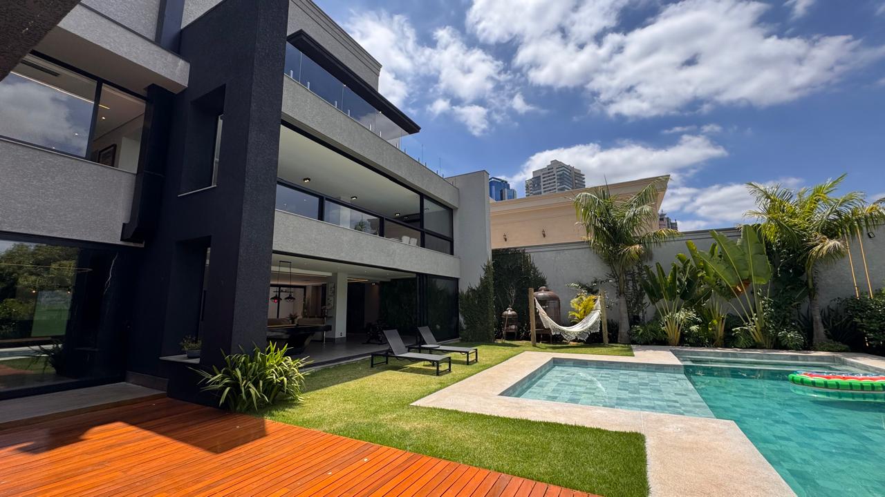 Piscina e área externa casa à venda em Alphaville Residencial 2, Alphaville, Barueri — 5 suítes, 1106 m² — imagem 5 de 30