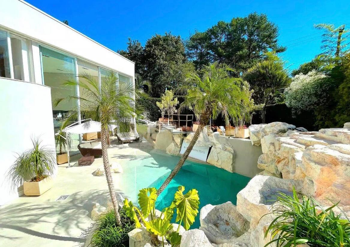 Piscina e área externa casa à venda em Alphaville Residencial 2, Alphaville, Barueri — 5 suítes, 1000 m² — imagem 5 de 30