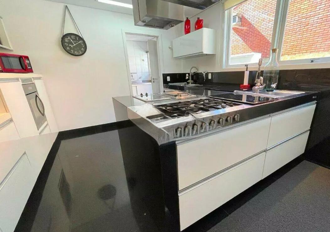 Área de convivência casa à venda em Alphaville Residencial 2, Alphaville, Barueri — 5 suítes, 1000 m² — imagem 6 de 30
