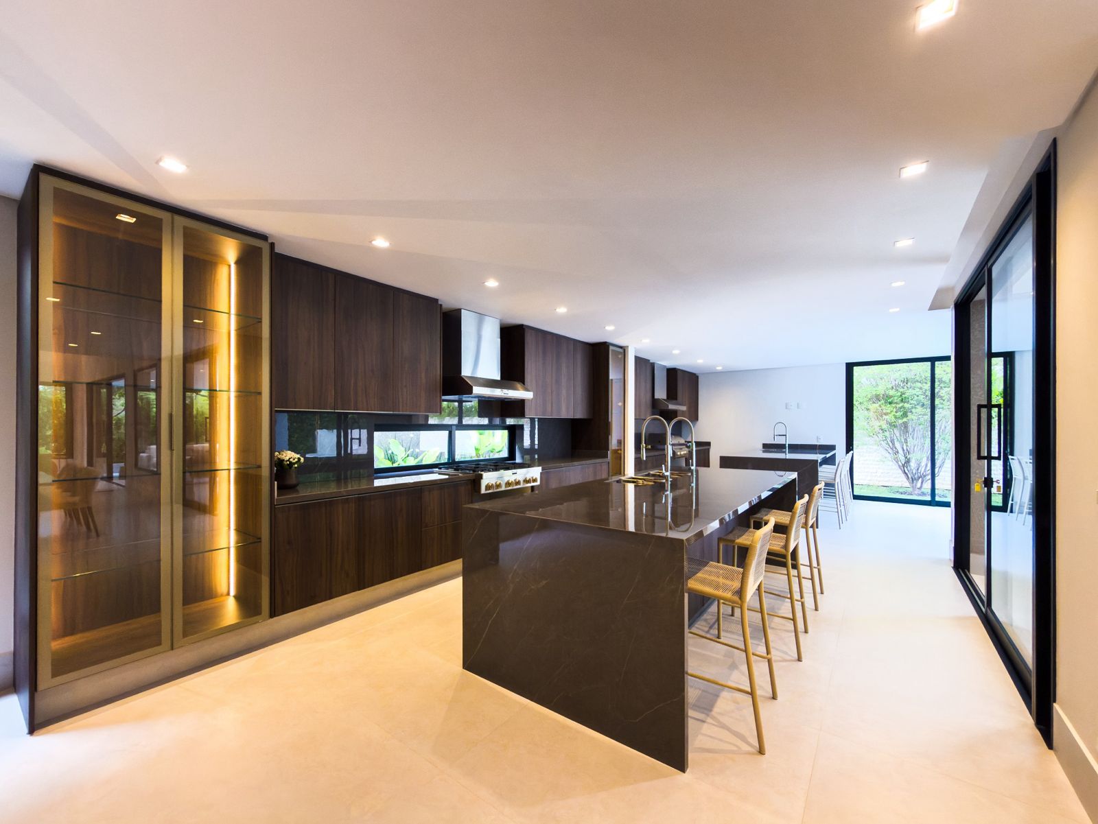 Sala de estar casa à venda em 18 do Forte, Alphaville, Barueri — 4 suítes, 753 m² — imagem 2 de 23