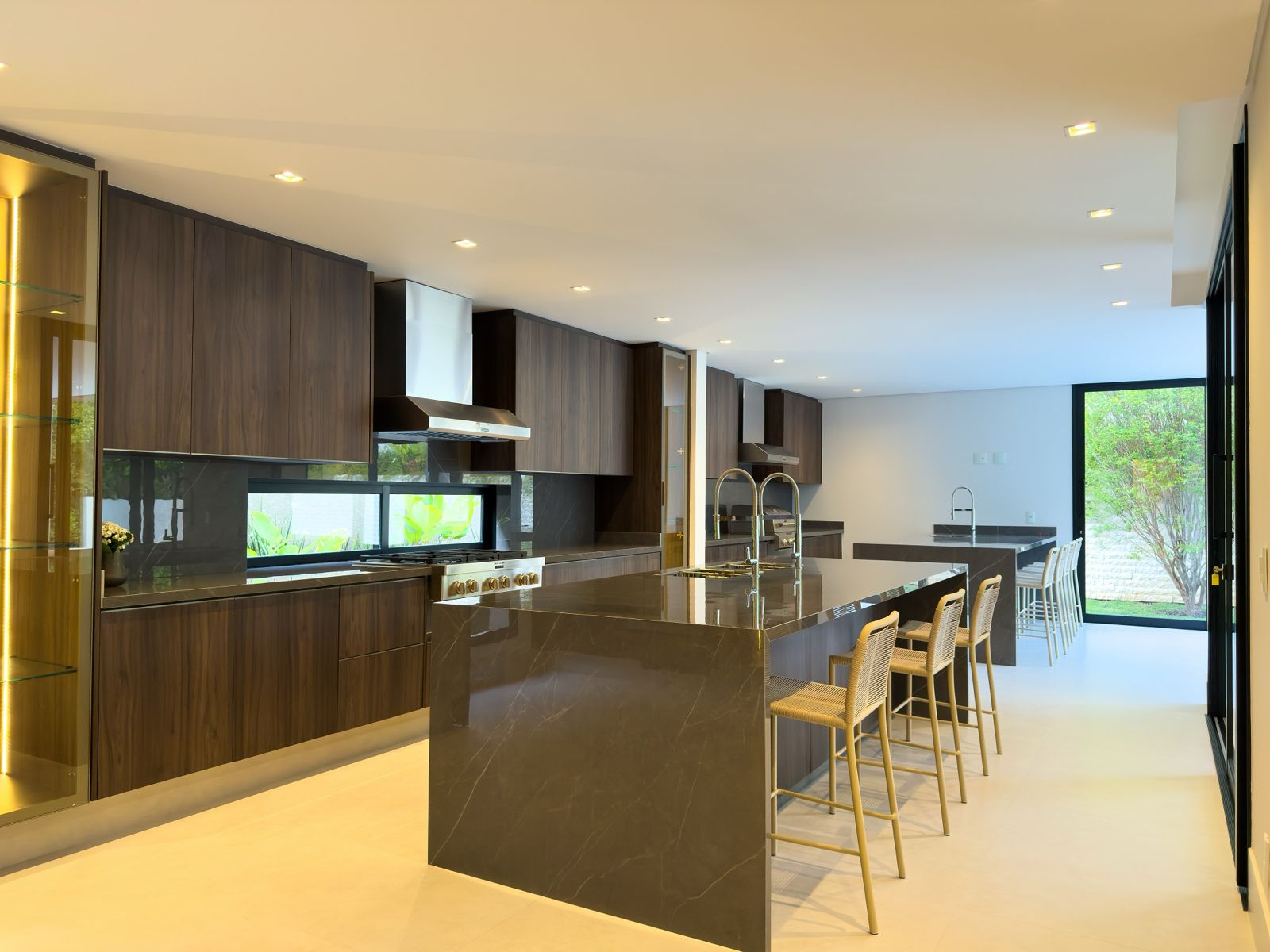 Área de convivência casa à venda em 18 do Forte, Alphaville, Barueri — 4 suítes, 753 m² — imagem 6 de 23