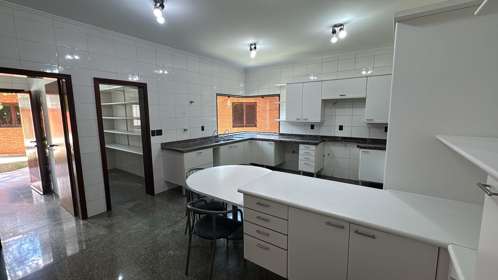 Piscina e área externa casa à venda em Alphaville Residencial 2, Alphaville, Barueri — 4 suítes, 1300 m² — imagem 5 de 30