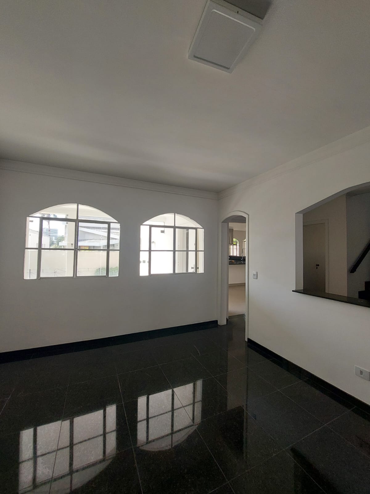 Sala de estar casa para alugar em Alphaville Residencial 2, Alphaville, Barueri — 2 suítes, 580 m² — imagem 2 de 30
