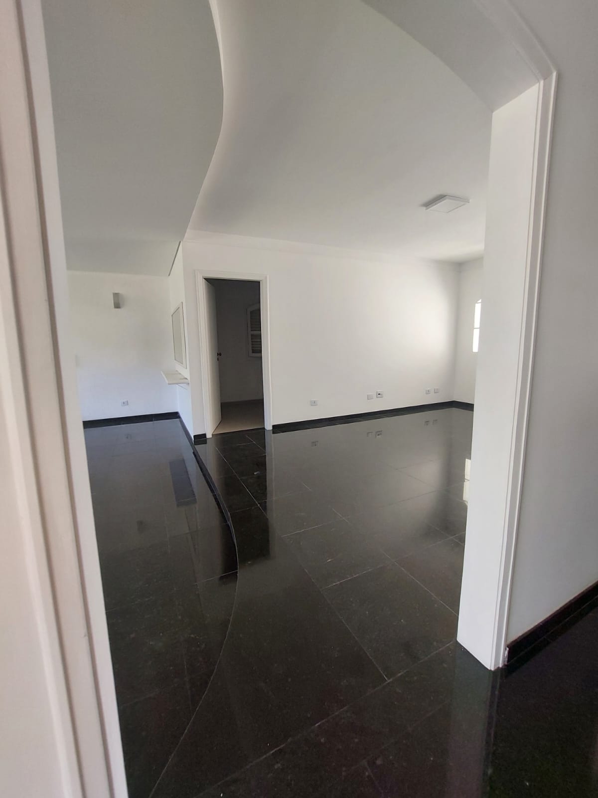 Cozinha e área gourmet casa para alugar em Alphaville Residencial 2, Alphaville, Barueri — 2 suítes, 580 m² — imagem 3 de 30