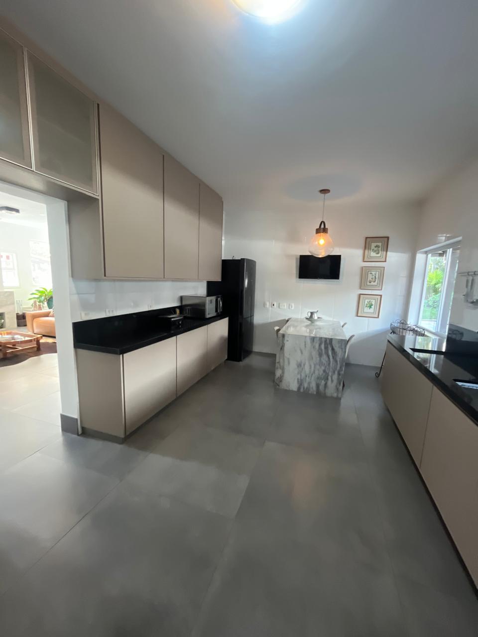 Sala de estar casa para alugar em Alphaville Residencial 10, Alphaville, Santana de Parnaíba — 4 dormitórios, 340 m² — imagem 2 de 28