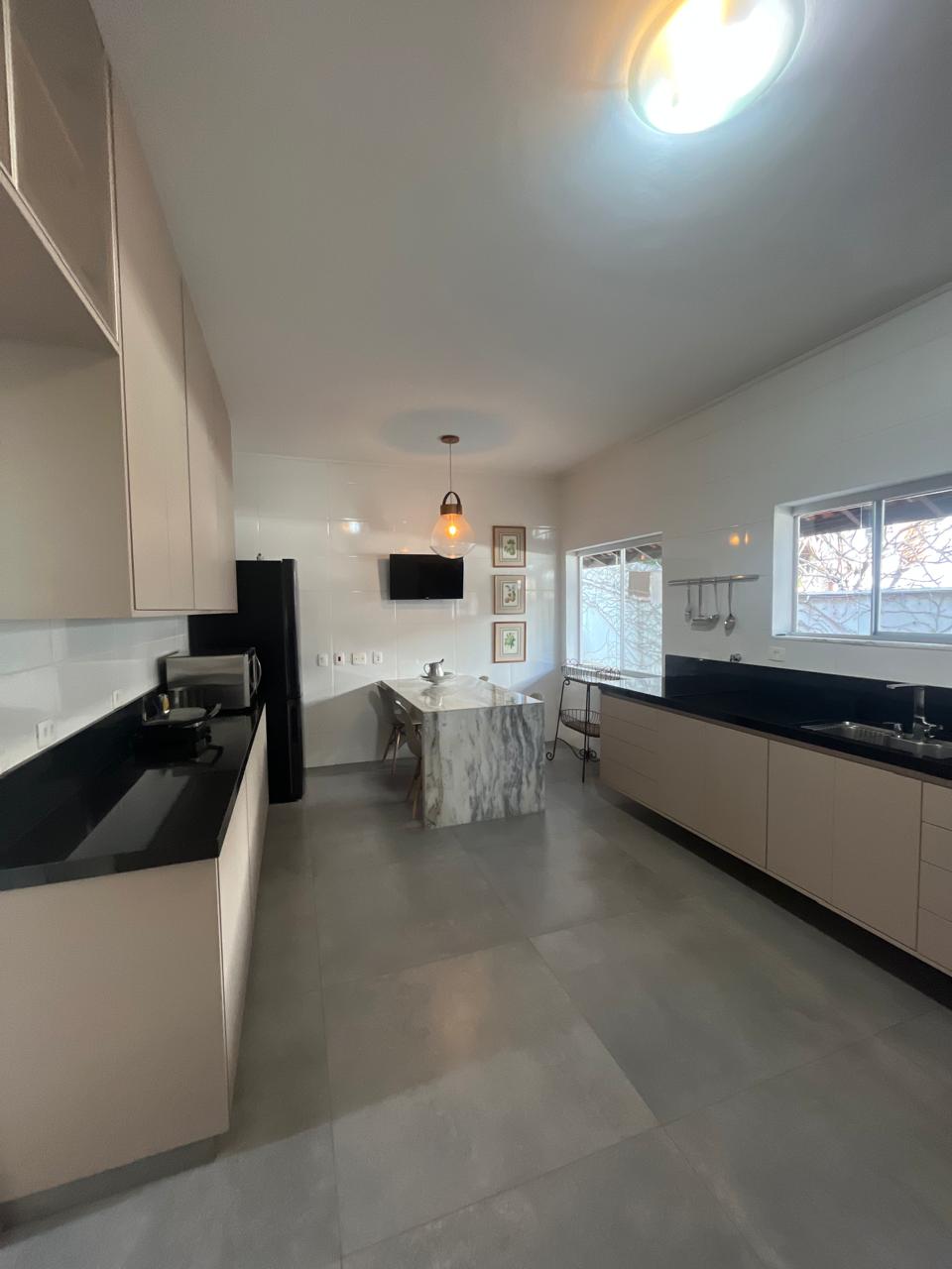 Cozinha e área gourmet casa para alugar em Alphaville Residencial 10, Alphaville, Santana de Parnaíba — 4 dormitórios, 340 m² — imagem 3 de 28