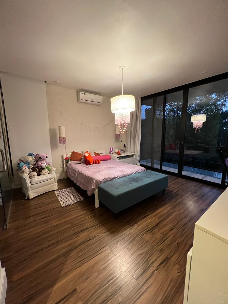 Sala de estar casa para alugar em Itahye Residencial, Alphaville, Barueri — 3 suítes, 650 m² — imagem 2 de 6