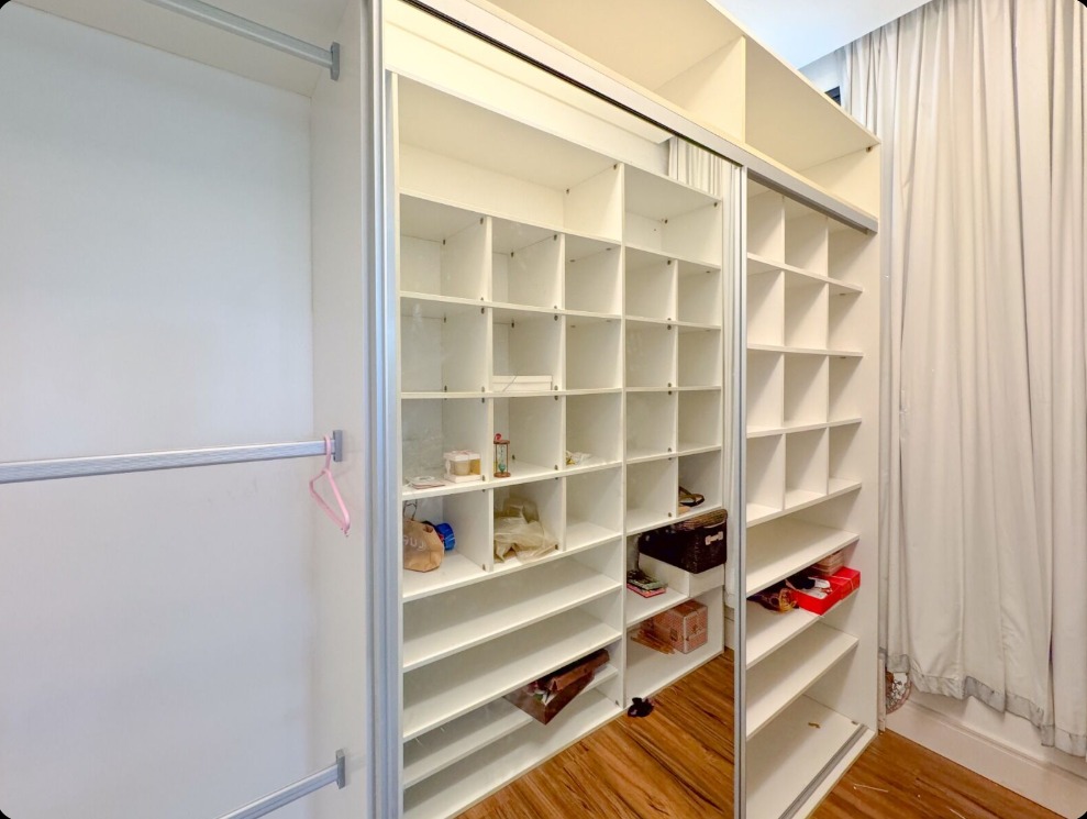Cozinha e área gourmet casa para alugar em Itahye Residencial, Alphaville, Barueri — 3 suítes, 650 m² — imagem 3 de 6