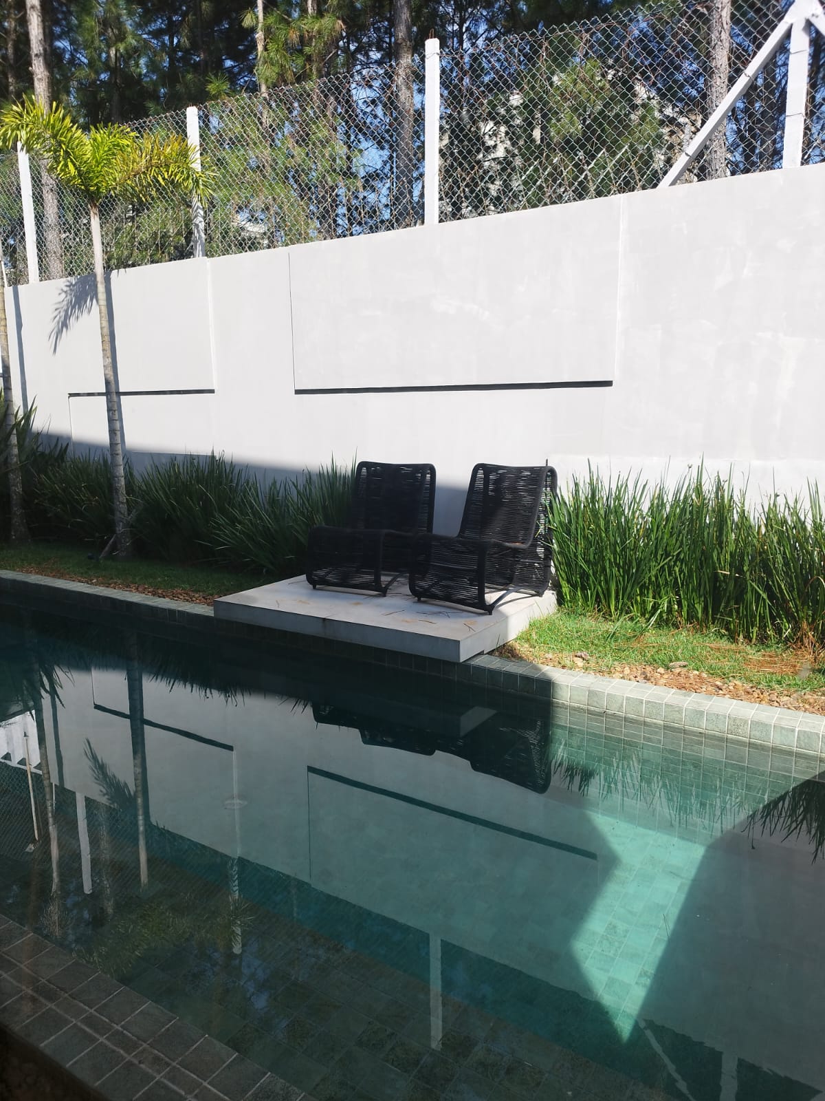 Fachada casa à venda ou para alugar em Alphaville Residencial 4, Alphaville, Santana de Parnaíba — 4 suítes, 330 m² — imagem 1 de 20