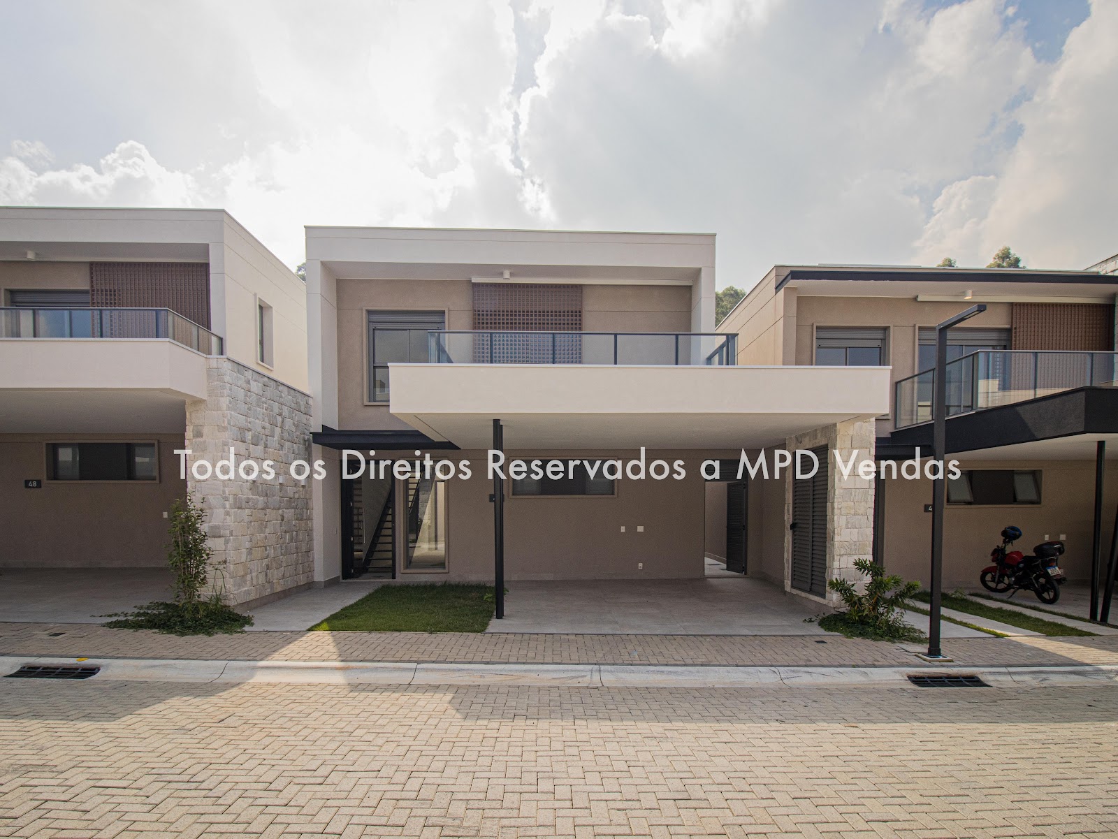 Fachada casa à venda em Condominio Singular, Alphaville, Santana de Parnaíba — 3 suítes, 230 m² — imagem 1 de 27