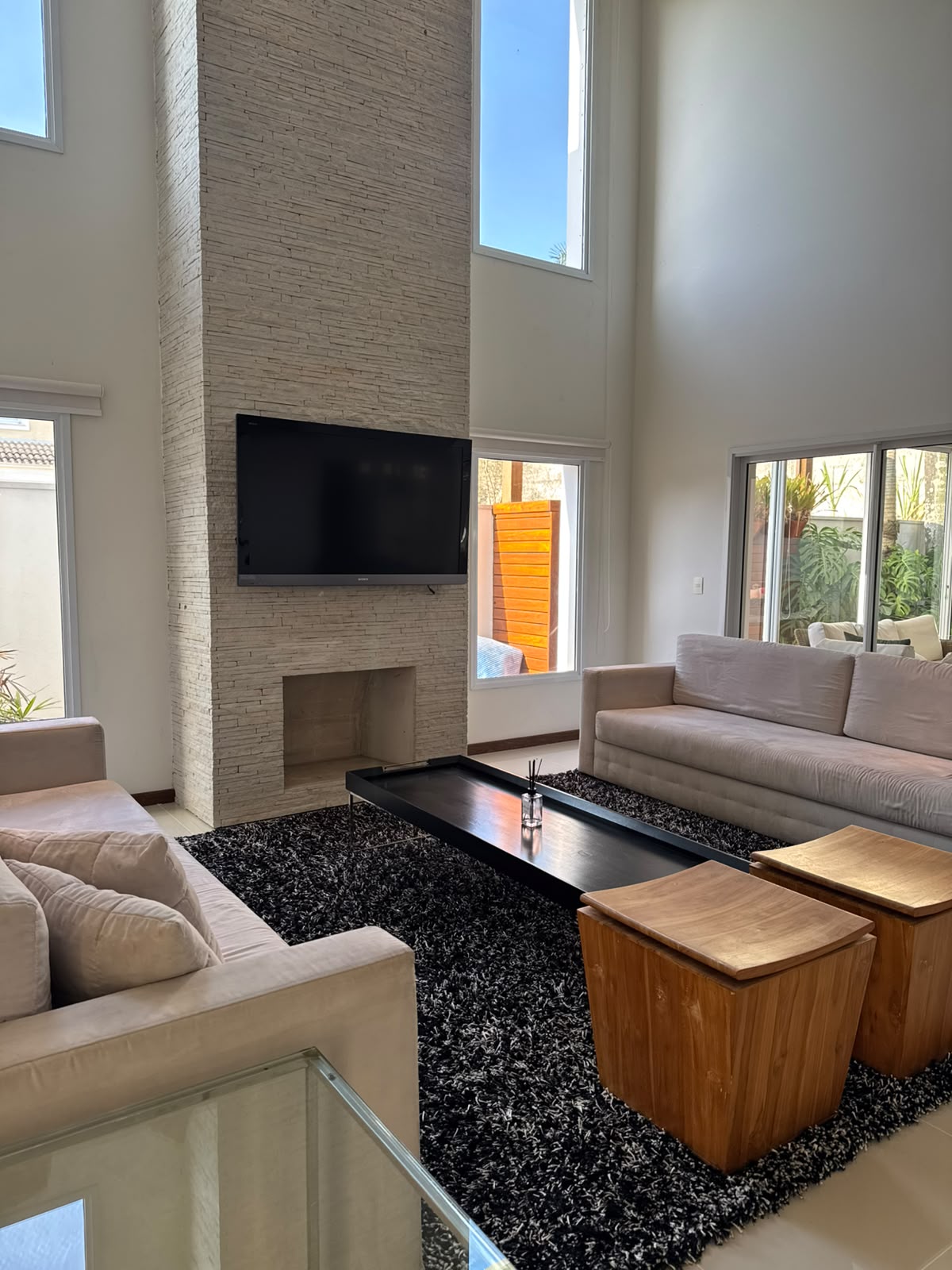 Sala de estar casa para alugar em Genesis 1, Alphaville, Santana de Parnaíba — 5 suítes, 490 m² — imagem 2 de 30