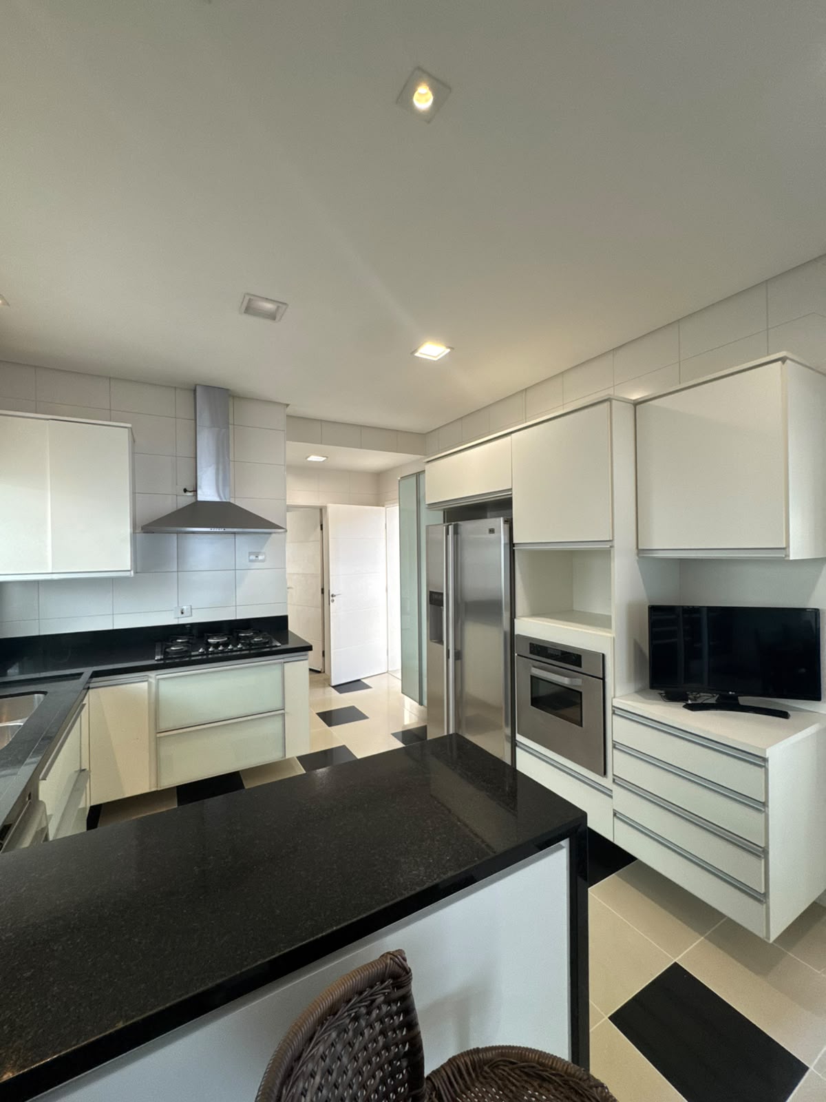 Cozinha e área gourmet casa para alugar em Genesis 1, Alphaville, Santana de Parnaíba — 5 suítes, 490 m² — imagem 3 de 30