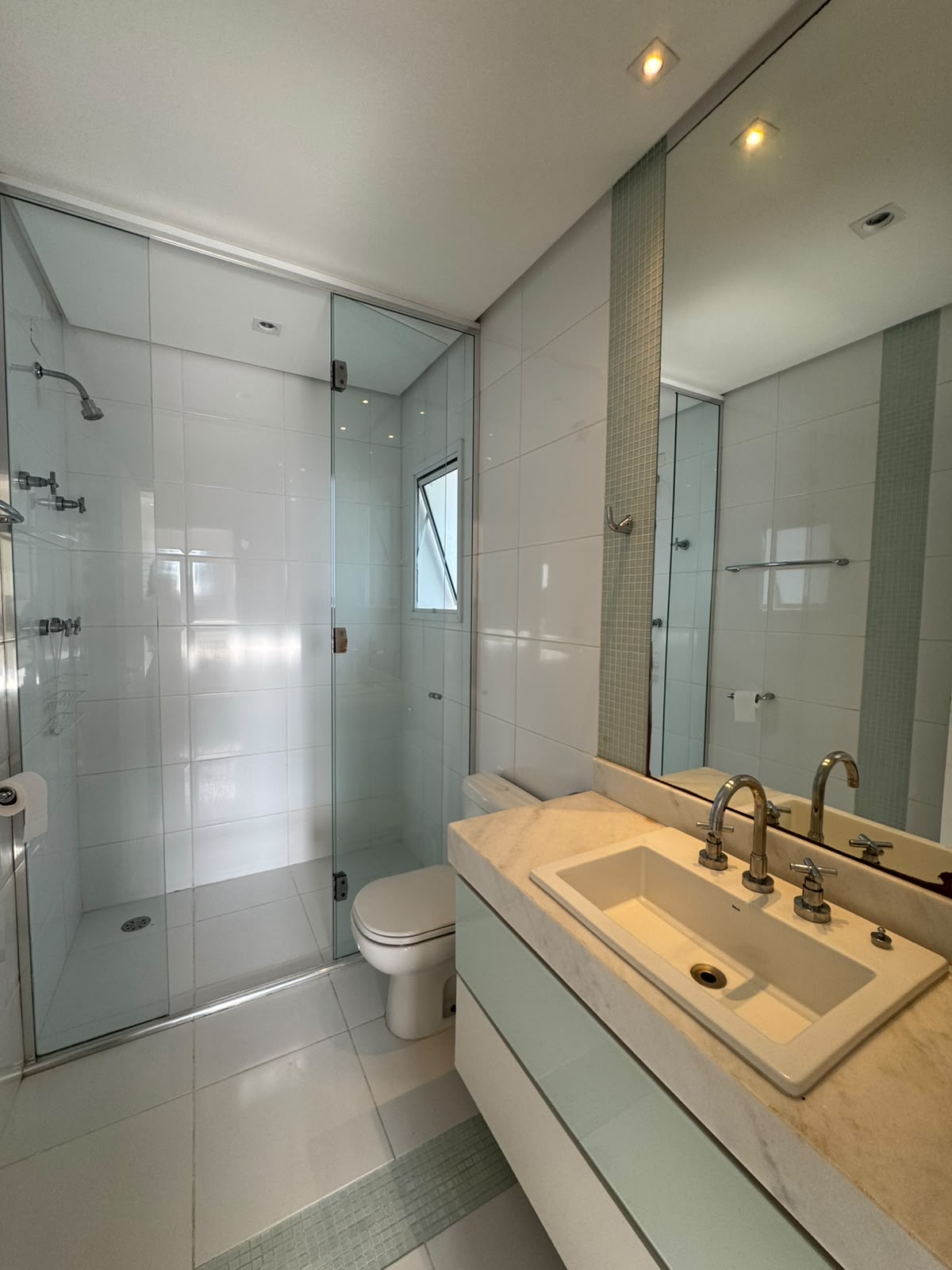 Área de convivência casa para alugar em Genesis 1, Alphaville, Santana de Parnaíba — 5 suítes, 490 m² — imagem 6 de 30