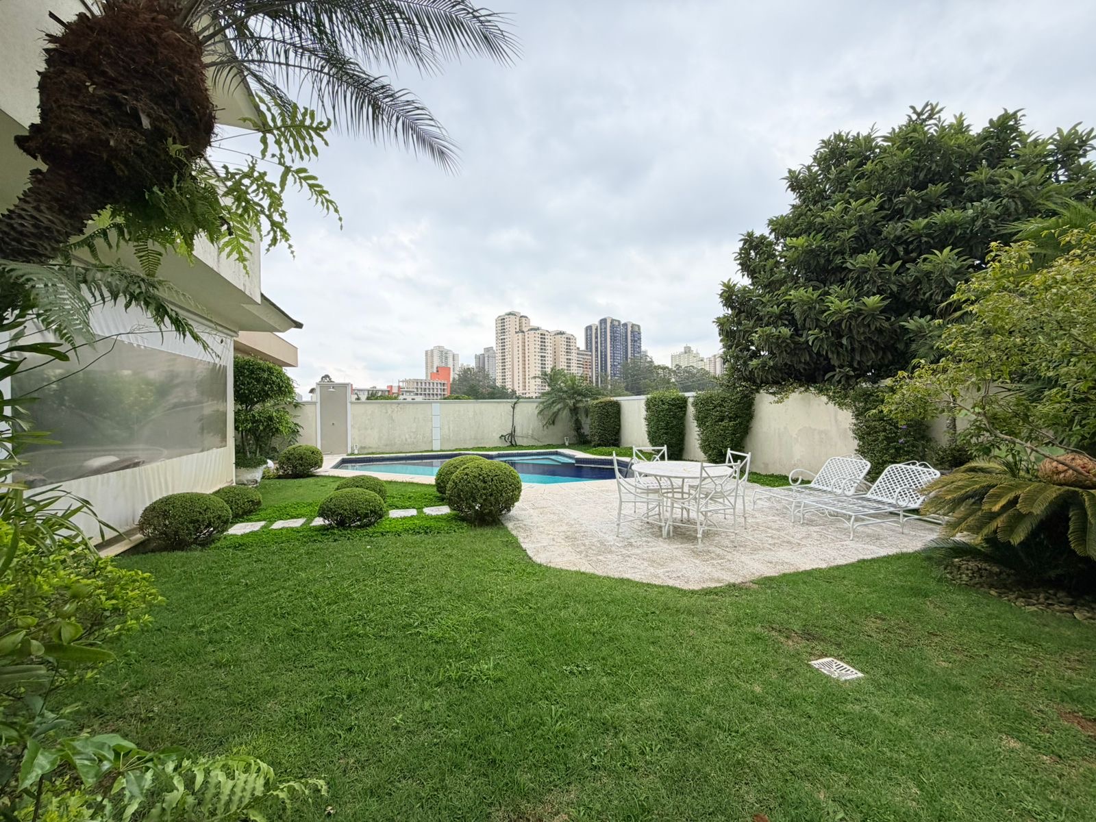 Fachada casa à venda em Alphaville Residencial 1, Alphaville, Barueri — 5 suítes, 840 m² — imagem 1 de 13