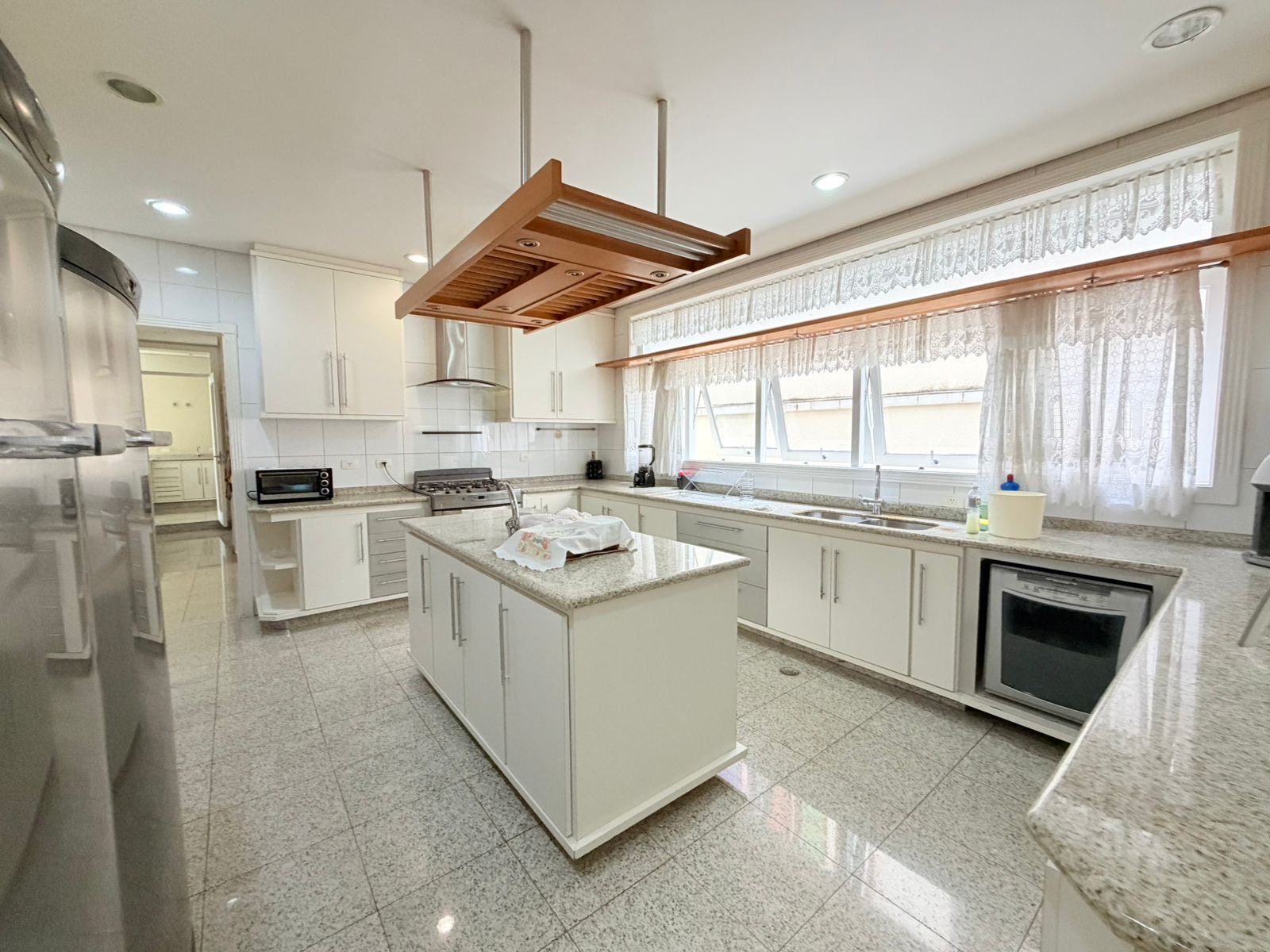 Cozinha e área gourmet casa à venda em Alphaville Residencial 1, Alphaville, Barueri — 5 suítes, 840 m² — imagem 3 de 13