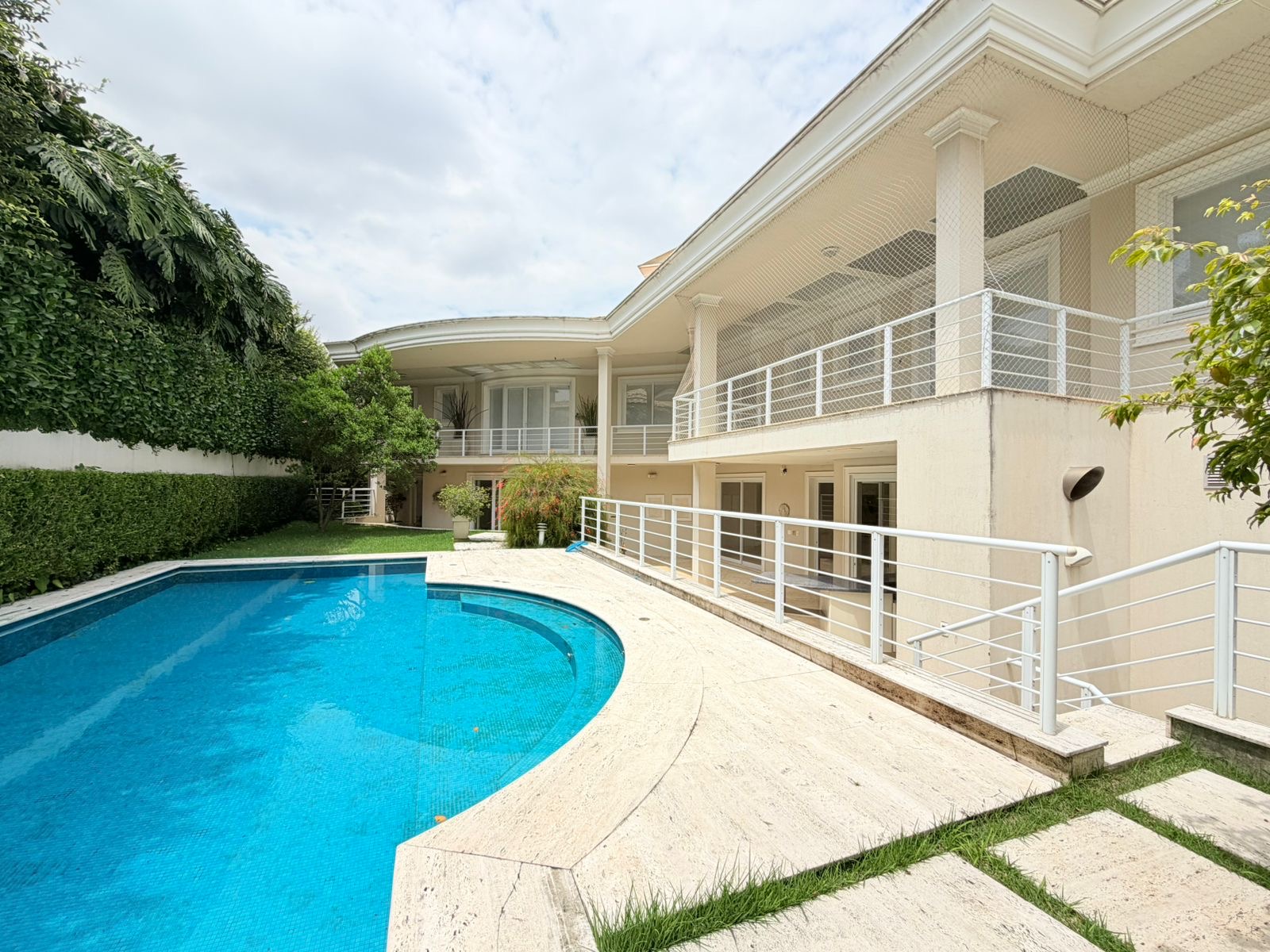 Fachada casa à venda em Alphaville Residencial 1, Alphaville, Barueri — 4 suítes, 950 m² — imagem 1 de 13