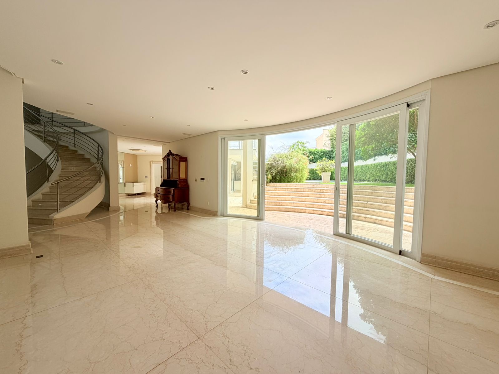 Sala de estar casa à venda em Alphaville Residencial 1, Alphaville, Barueri — 4 suítes, 950 m² — imagem 2 de 13