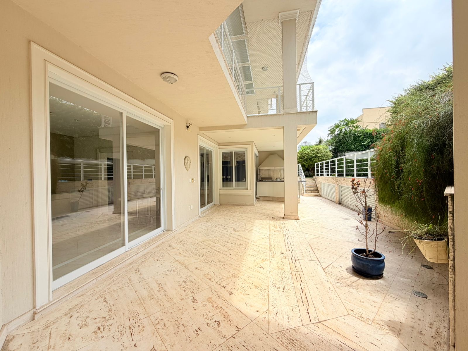 Cozinha e área gourmet casa à venda em Alphaville Residencial 1, Alphaville, Barueri — 4 suítes, 950 m² — imagem 3 de 13