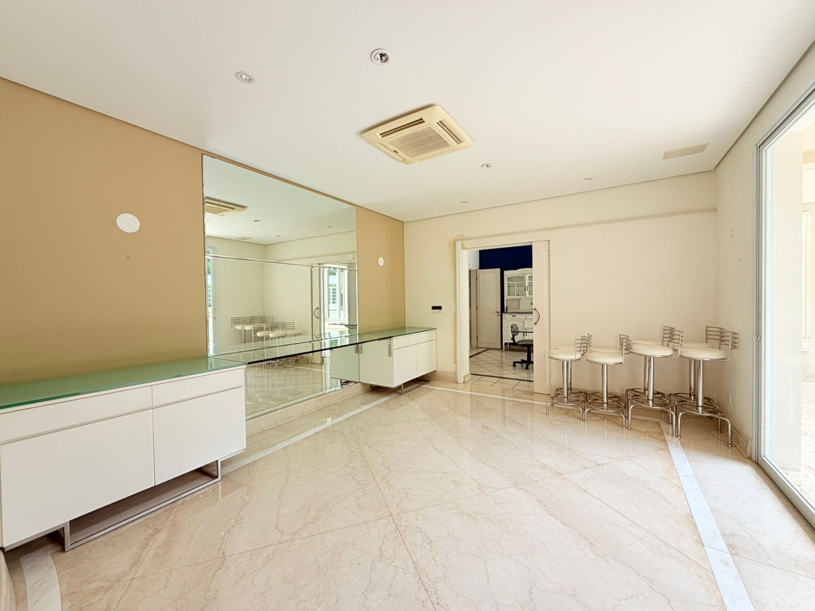 Suíte principal casa à venda em Alphaville Residencial 1, Alphaville, Barueri — 4 suítes, 950 m² — imagem 4 de 13