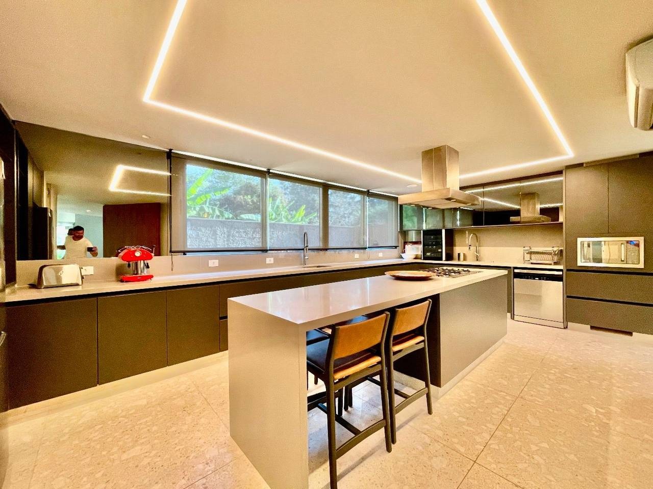 Suíte principal casa à venda em Residencial Tambore 1, Alphaville, Barueri — 3 suítes, 780 m² — imagem 4 de 20