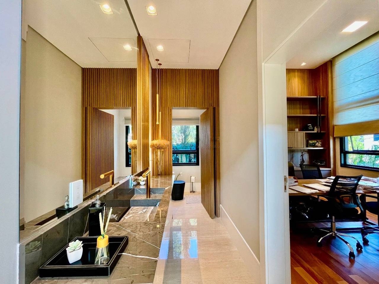 Suíte principal casa à venda em Residencial Tambore 1, Alphaville, Barueri — 5 suítes, 1000 m² — imagem 4 de 20