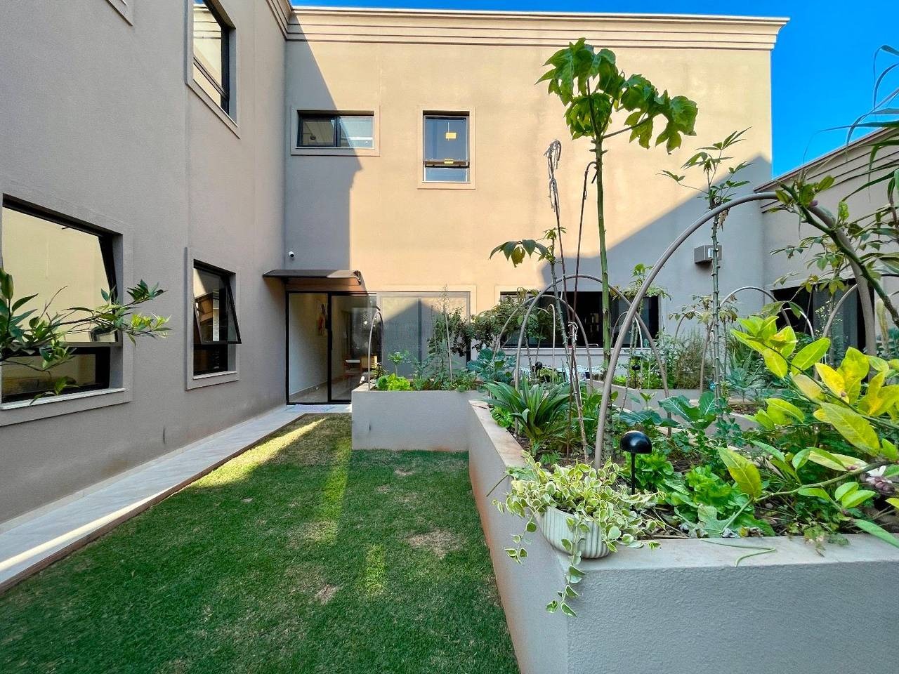 Área de convivência casa à venda em Residencial Tambore 1, Alphaville, Barueri — 5 suítes, 1000 m² — imagem 6 de 20